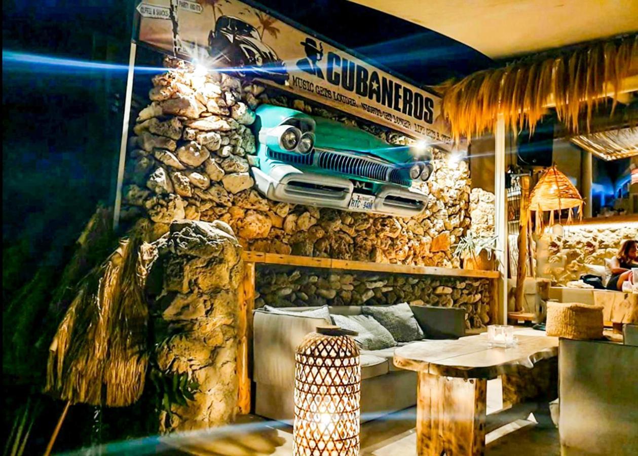 Cubaneros Holiday Inn Лаганас Екстериор снимка