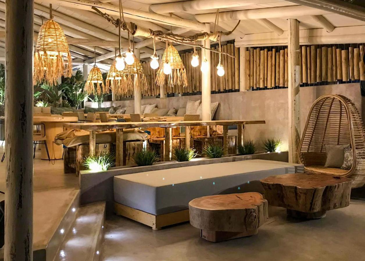 Cubaneros Holiday Inn Лаганас Екстериор снимка
