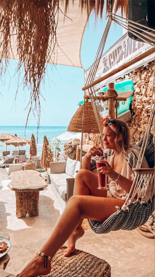 Cubaneros Holiday Inn Лаганас Екстериор снимка