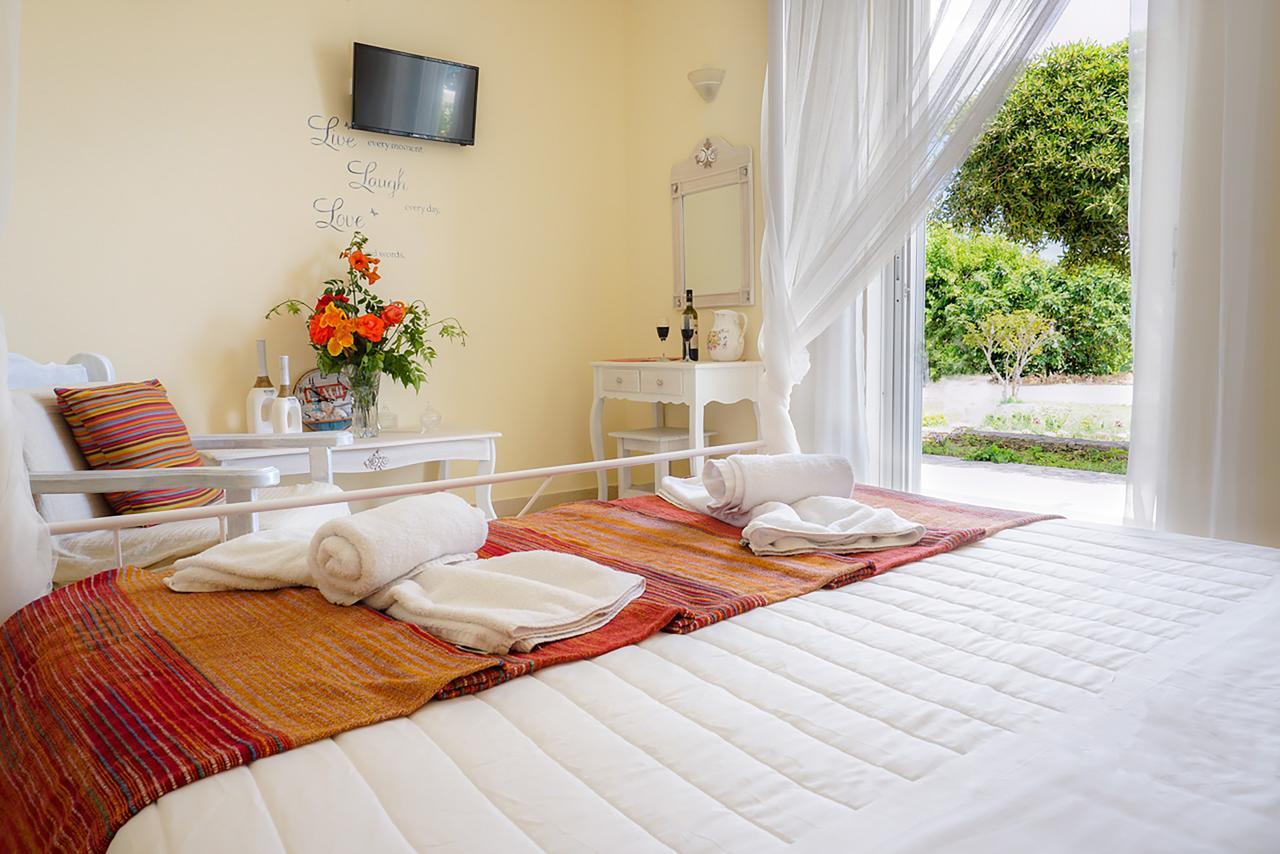 Cubaneros Holiday Inn Лаганас Екстериор снимка