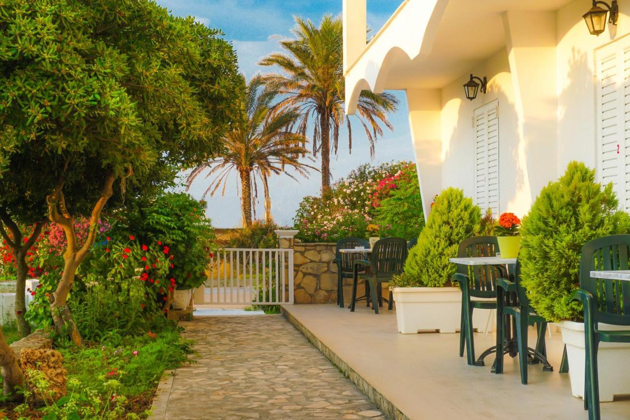Cubaneros Holiday Inn Лаганас Екстериор снимка